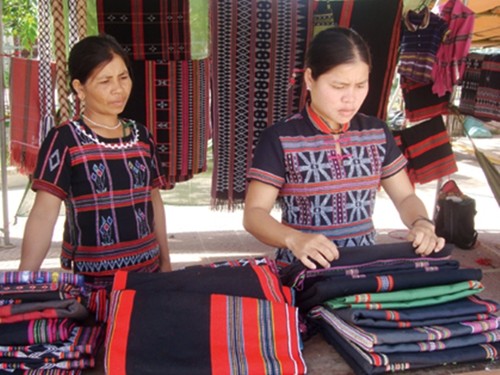 Menghidupkan kembali kerajinan menenun kain ikat di kabupaten pegunungan A Luoi, provinsi Thua Thien - ảnh 1